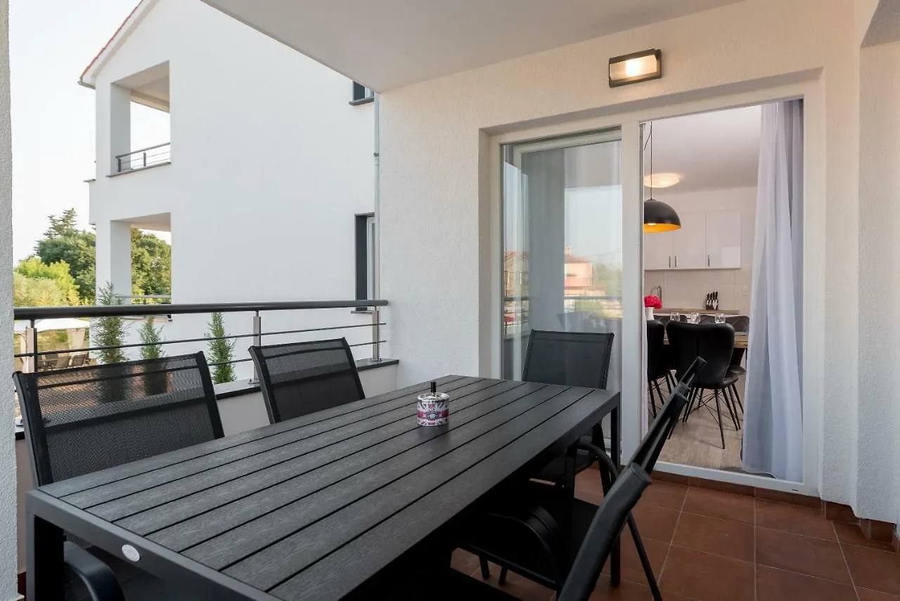 Villa Anja 2Nd Floor Peroj Apartman