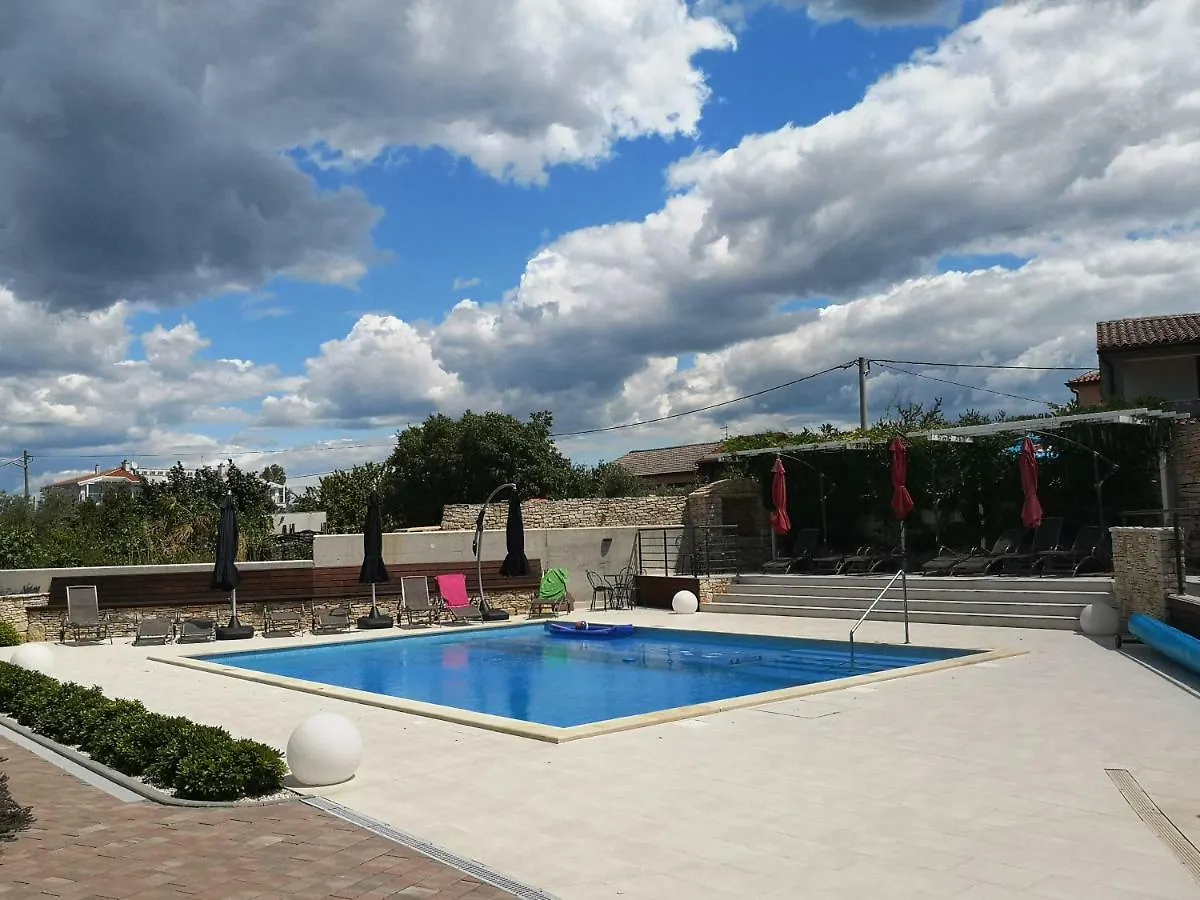 Villa Anja 2Nd Floor Peroj Apartman